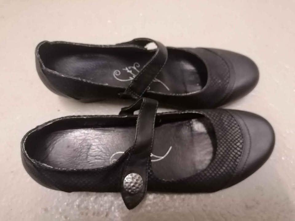 Scarpe da donna: Schwarze Schuhe mit Absatz Gr. 40 – Usato da Nänikon venduto da Manta87