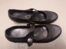 Schwarze Schuhe mit Absatz Gr. 40