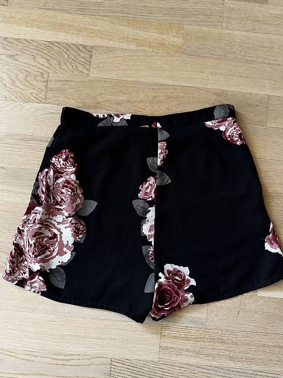 Pantalons: Schwarze Stoffshorts mit Blumenmuster – D'occasion à Effretikon par alicebrunner 1