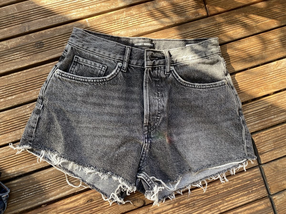 Pantaloni: High waisted jean shorts – Usato da Bern venduto da joe_zp6t