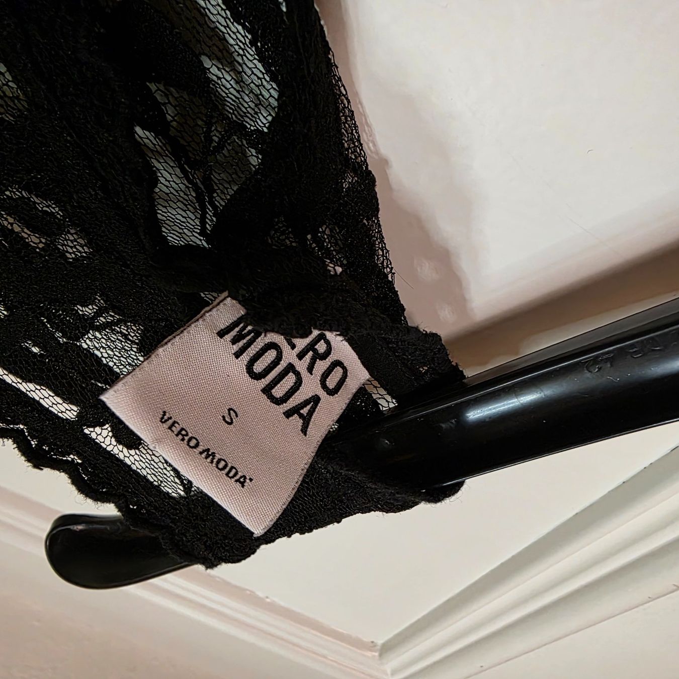 Vero Moda Kleider: Schwarzes Vero Moda Kleid mit Spitze, Gr. S – Defekt aus Wald ZH von CapLux 2