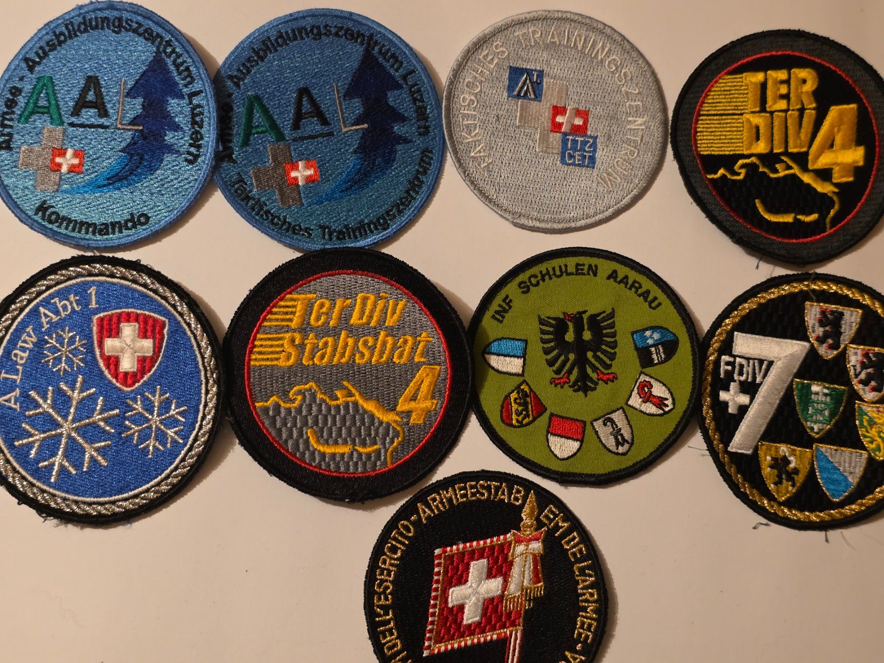 Schweizer Armee Placchette & Badge: Armée Abzeichen 9 Badges Divers – Usato da Nyon venduto da freetoys08