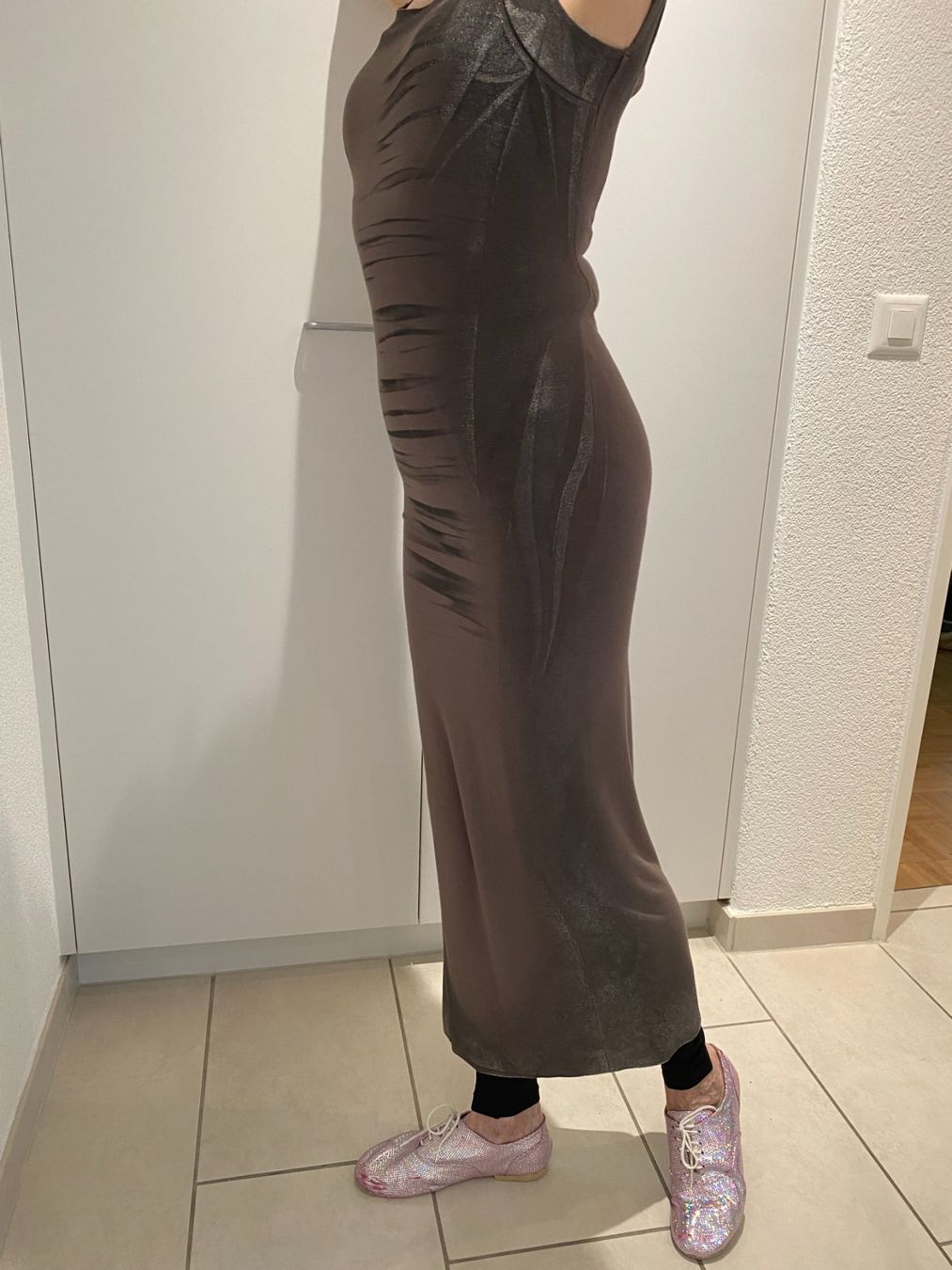 Issey Miyake Vestiti: Issey Miyake langes Strechkleid mit Seitenschlitz – Usato da Zürich venduto da Gemi 3