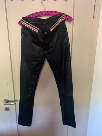 Schwarze Hose mit Schriftzug-Bund Grösse M Art Leder Stoff