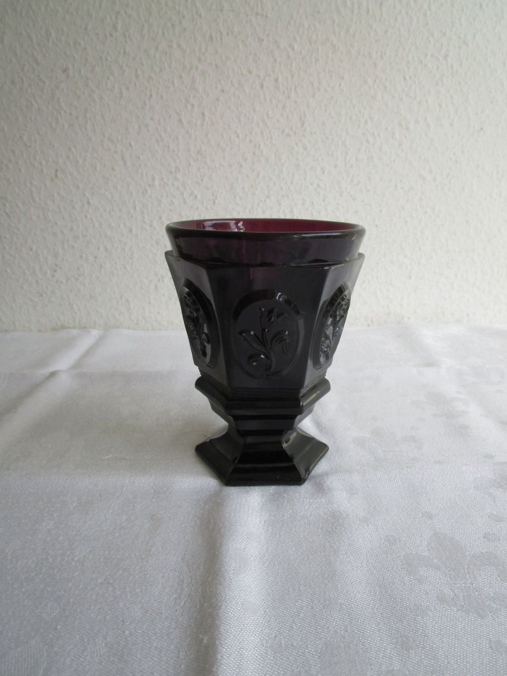 Bicchieri: Rubinroter Pressglas Becher mit Fuss, Reliefmuster – Usato da Binningen venduto da Oldfashion