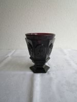 Rubinroter Pressglas Becher mit Fuss, Reliefmuster