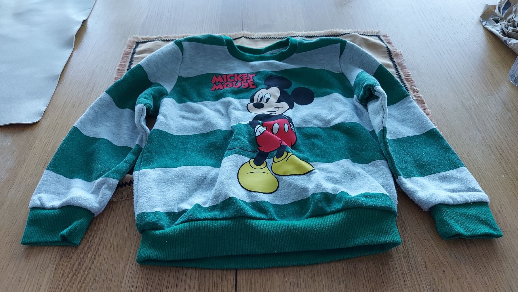 Pulls et sweat-shirts: Pull Mickey Mouse rayé vert/gris, enfant, comme neuf! – D'occasion à Matran par Swiss_Stuff_Store