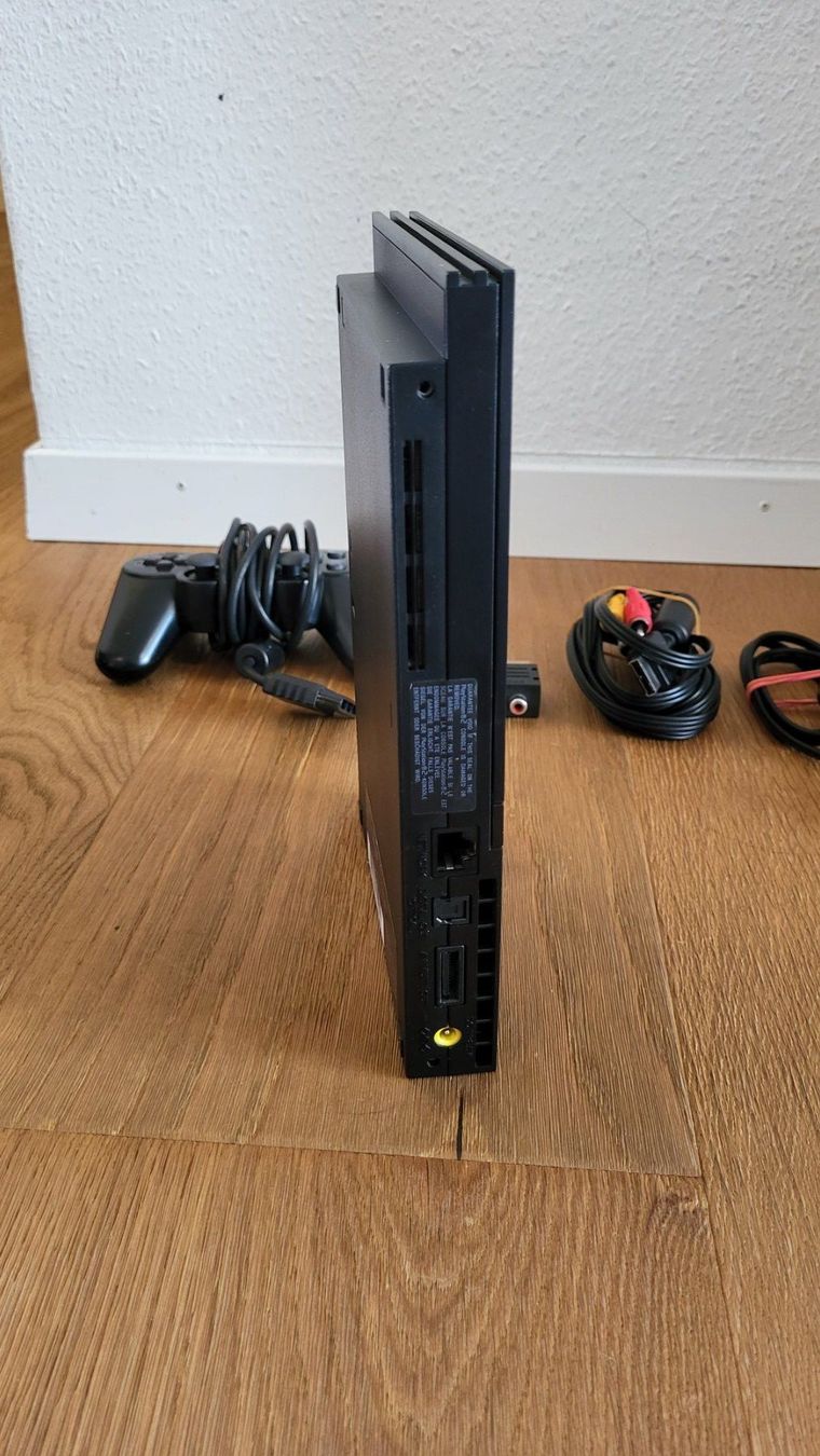 Sony Consoles: Playstation 2 Slim Kabel und Controller – D'occasion à Münsingen par DigitaleSpielecke 3