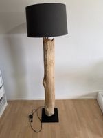 Stehlampe aus Naturholz / Treibholz mit schwarzem Schirm – c