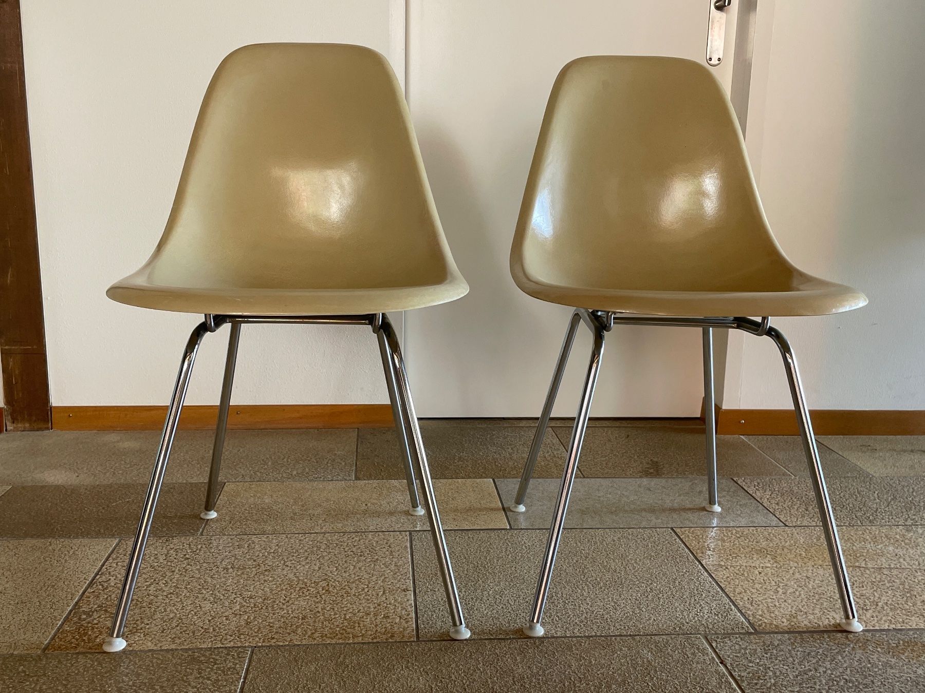 Eames Stühle: 2 Vitra Eames Fiberglass Side Chairs DSX Stühle Parchment – Gebraucht aus Neuhausen am Rheinfall von noelle0810 1