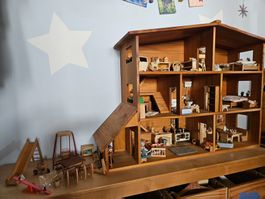 Exklusives Puppenhaus, top eingerichtet, Pastorini