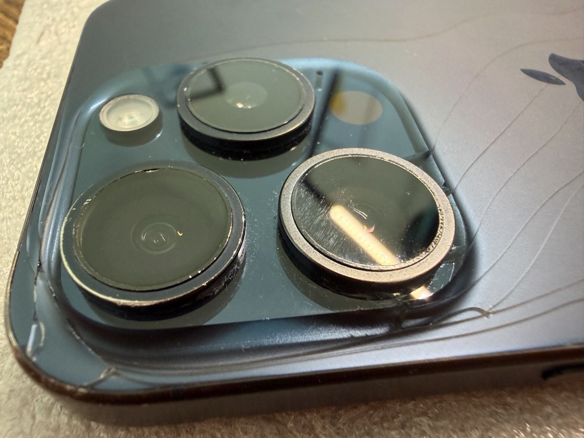 Apple Handys / Smartphones: GLASBRUCH: iphone 15 Pro – Defekt aus Langenthal von fluehmann_ 2