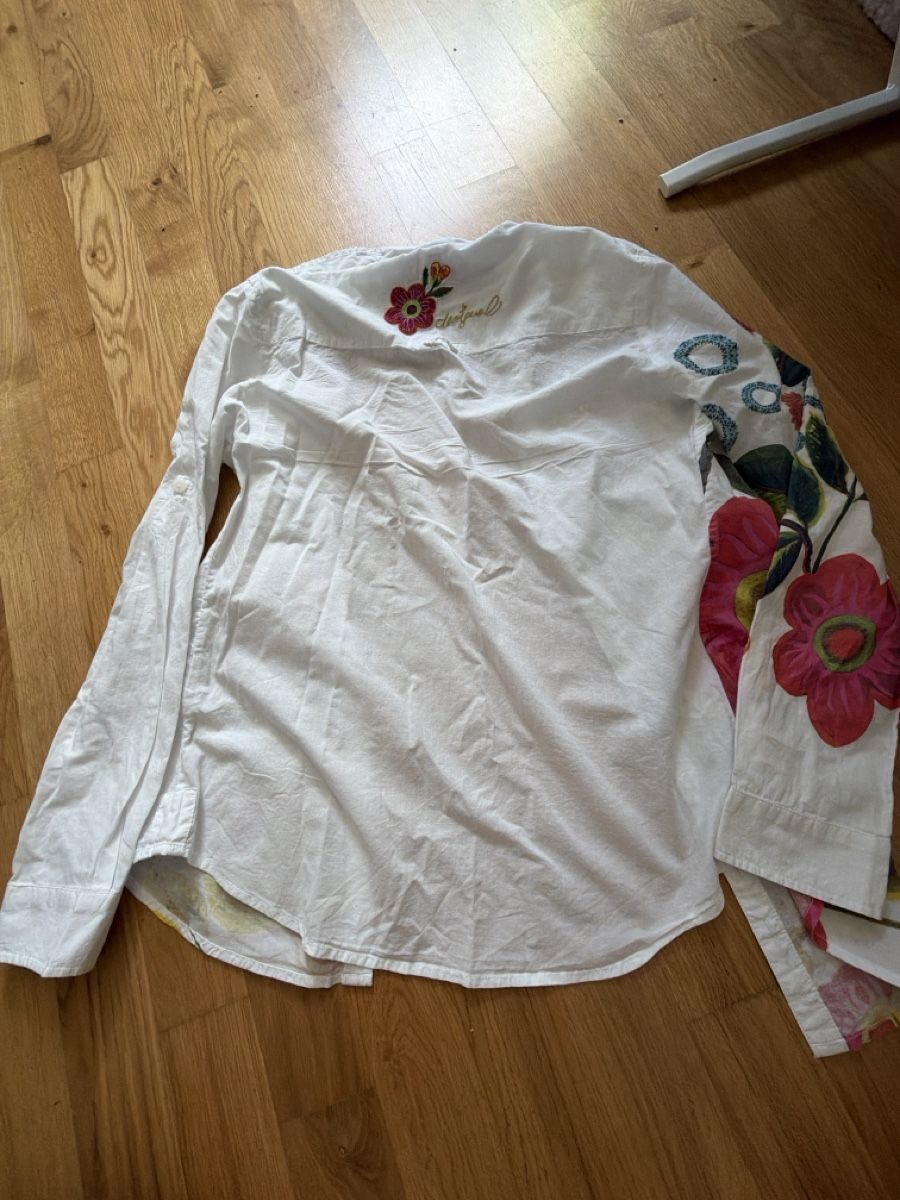 Desigual Chemisiers: Blouse blanche à fleurs Desigual  – D'occasion à Le Locle par Mayd_h 1