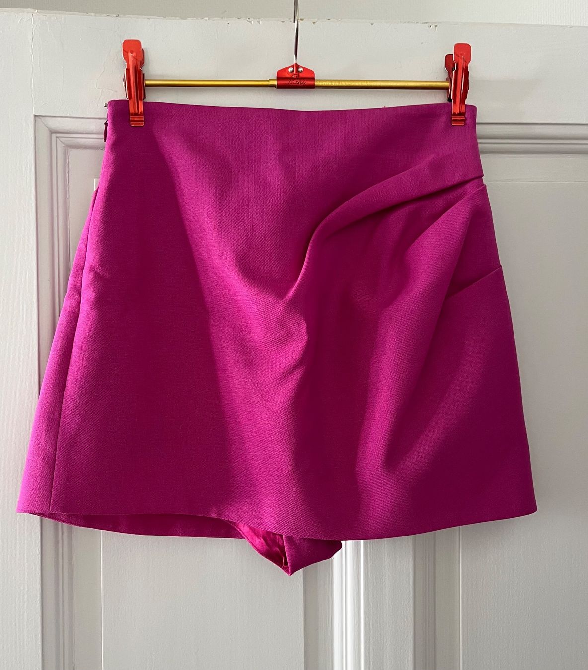 Jacquemus Gonne: Jacquemus, mini shorts Fuchsia – Usato da Genève venduto da dachaw 1