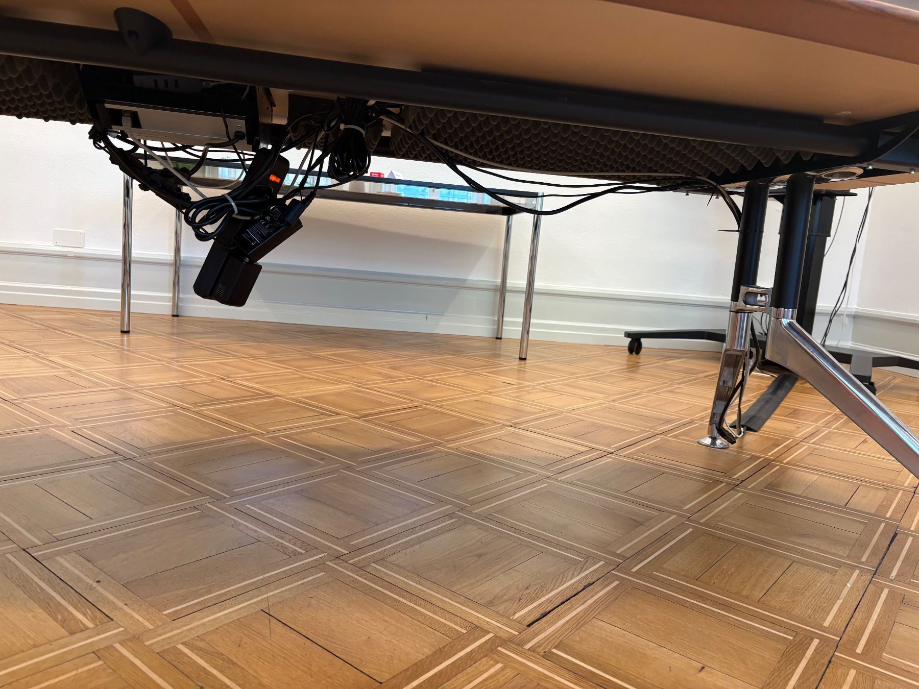 Tische: Hochwertiger Konferenztisch – Gebraucht aus Zürich von BGPZH 3