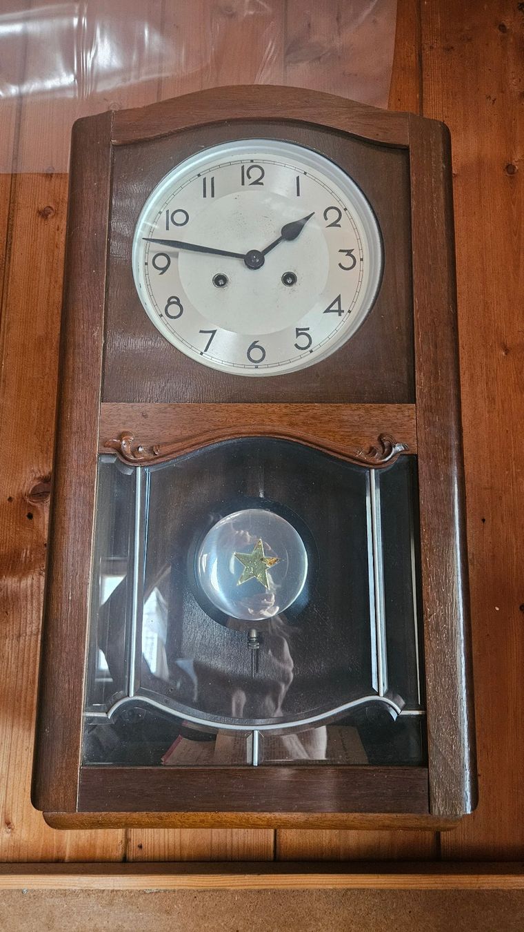Uhren: Wanduhr Holz mit Pendel – Gebraucht aus Suhr von Jensdetlef