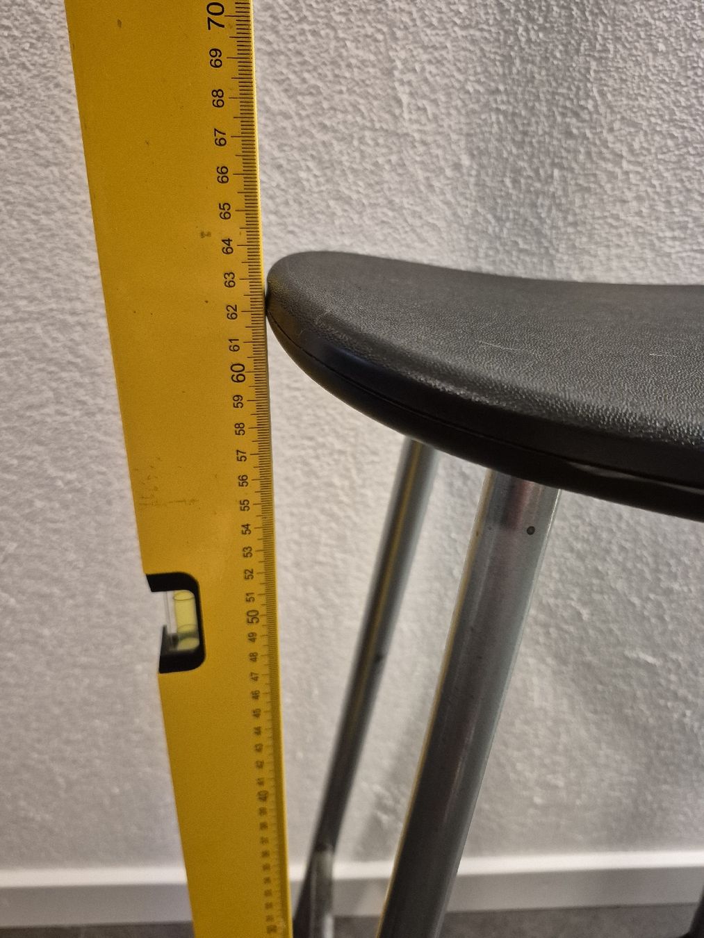 Ikea Sgabelli: Schwarzer Barhocker/Hocker, Sitzhöhe 61cm, stabil und leicht – Usato da La Neuveville venduto da Vestiaire_2011 2