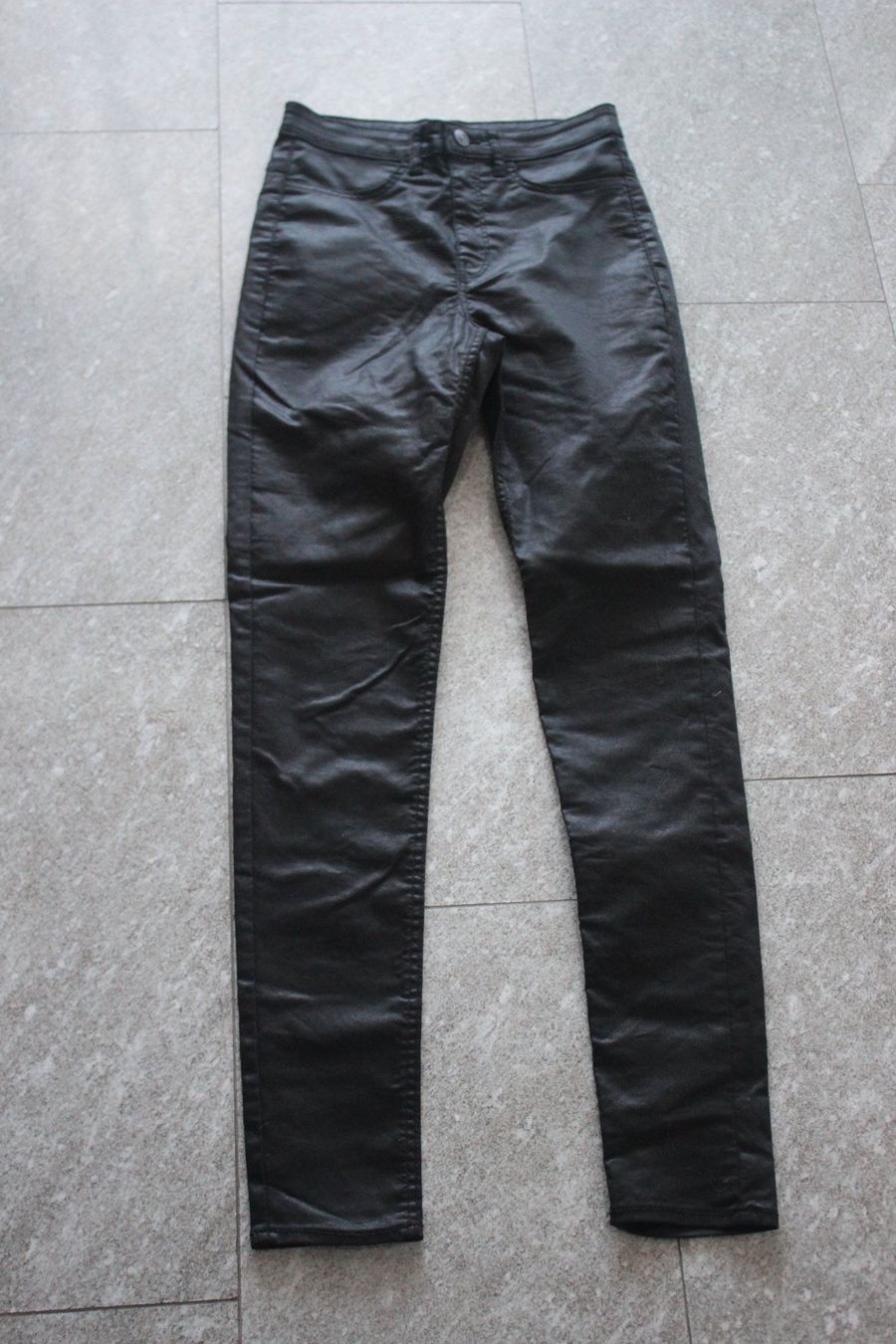 H&M Pantaloni: Hose in glänzendem Material, Grösse 36 – Usato da Staufen venduto da qualiton