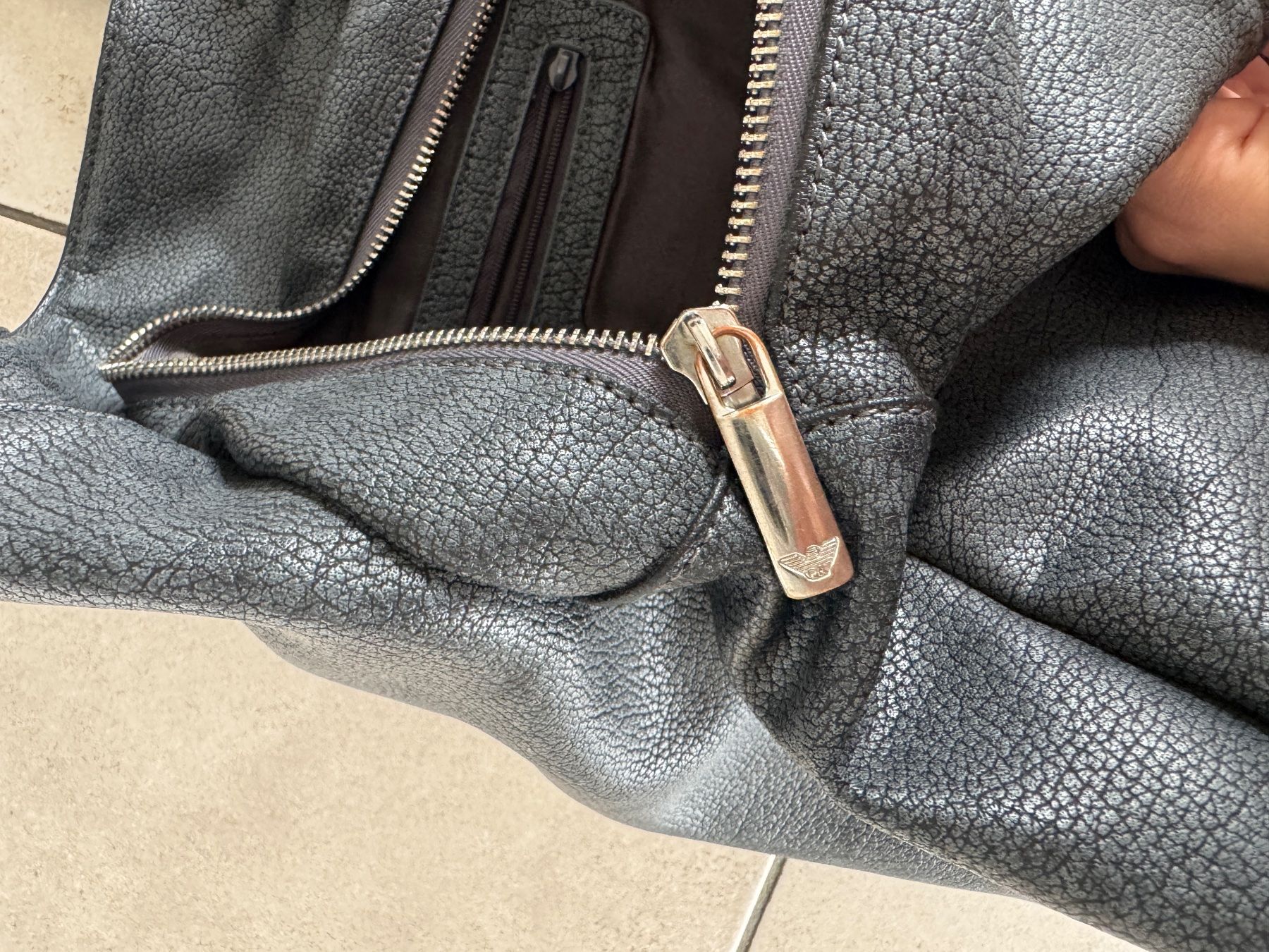 Armani Borse da donna: Armani Jeans Handtasche grau Kunstleder – Usato da Teufen AR venduto da chi_h55m 4