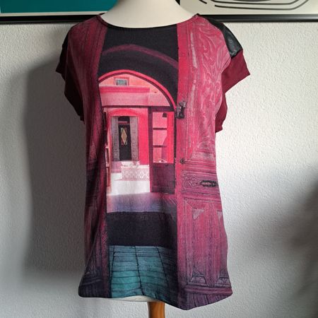 Desigual T-Shirt Gr. S Rot/Schwarz mit speziellem Design
