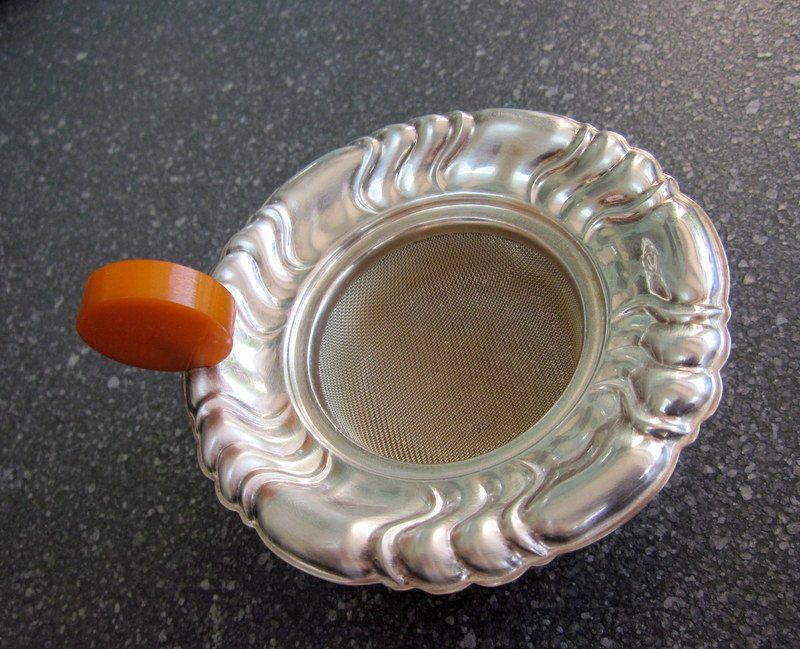 Küchengeräte: Teesieb 2-Teilig, Schale Teesieb mit Bakelitgriff – Gebraucht aus Bischofszell von raika 5