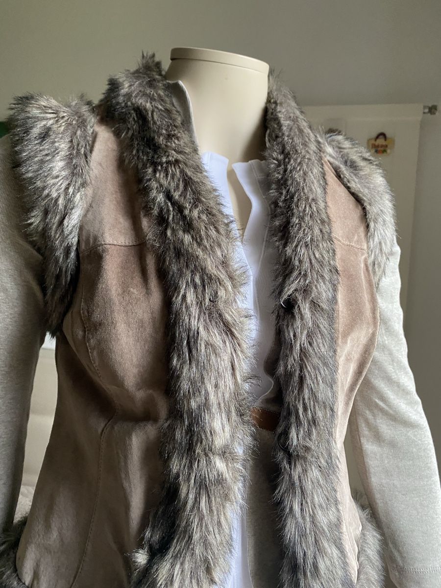 Gilet & Giacche senza maniche: Gilet en daim et fourrure – Usato da Clarens venduto da Piluka 1