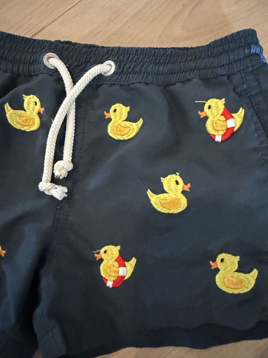 MC2 Saint Barth Costumi da bagno: MC2 Saint Barth Badehose Grösse 104 mit Quitschenten – Usato da Küsnacht ZH venduto da ToddyGinger 1
