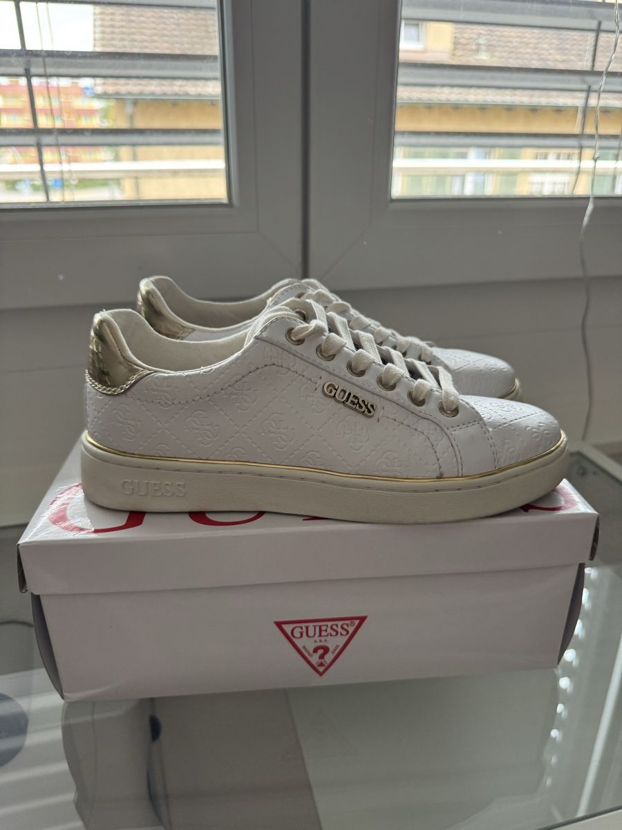 Guess Damenschuhe: Guess Sneaker weiss goldfarben  – Gebraucht aus Glattbrugg von lsc_kgb9