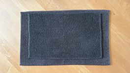 2 bathmats in chenille dark grey