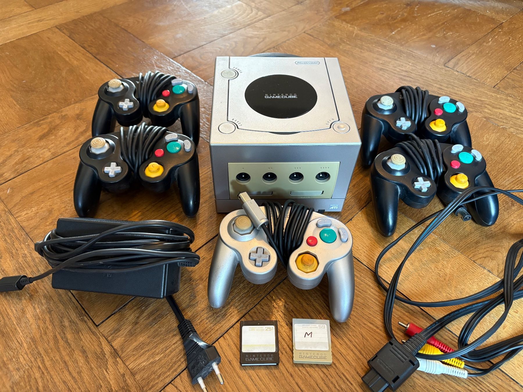 Nintendo Console: Nintendo Gamecube mit 13 Spielen und 5 Controllern – Usato da Zürich venduto da Mathias890 1