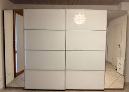  Praktischer Kleiderschrank (300 cm breit)