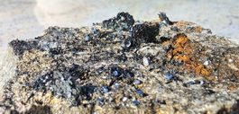 Mineralien: Eisenrosen (Hämatit) mit Rutil, Turmalin, Quarz