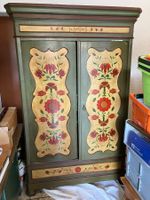 Alter Schrank mit Malereien, 2-Türig mit 2 Tablaren
