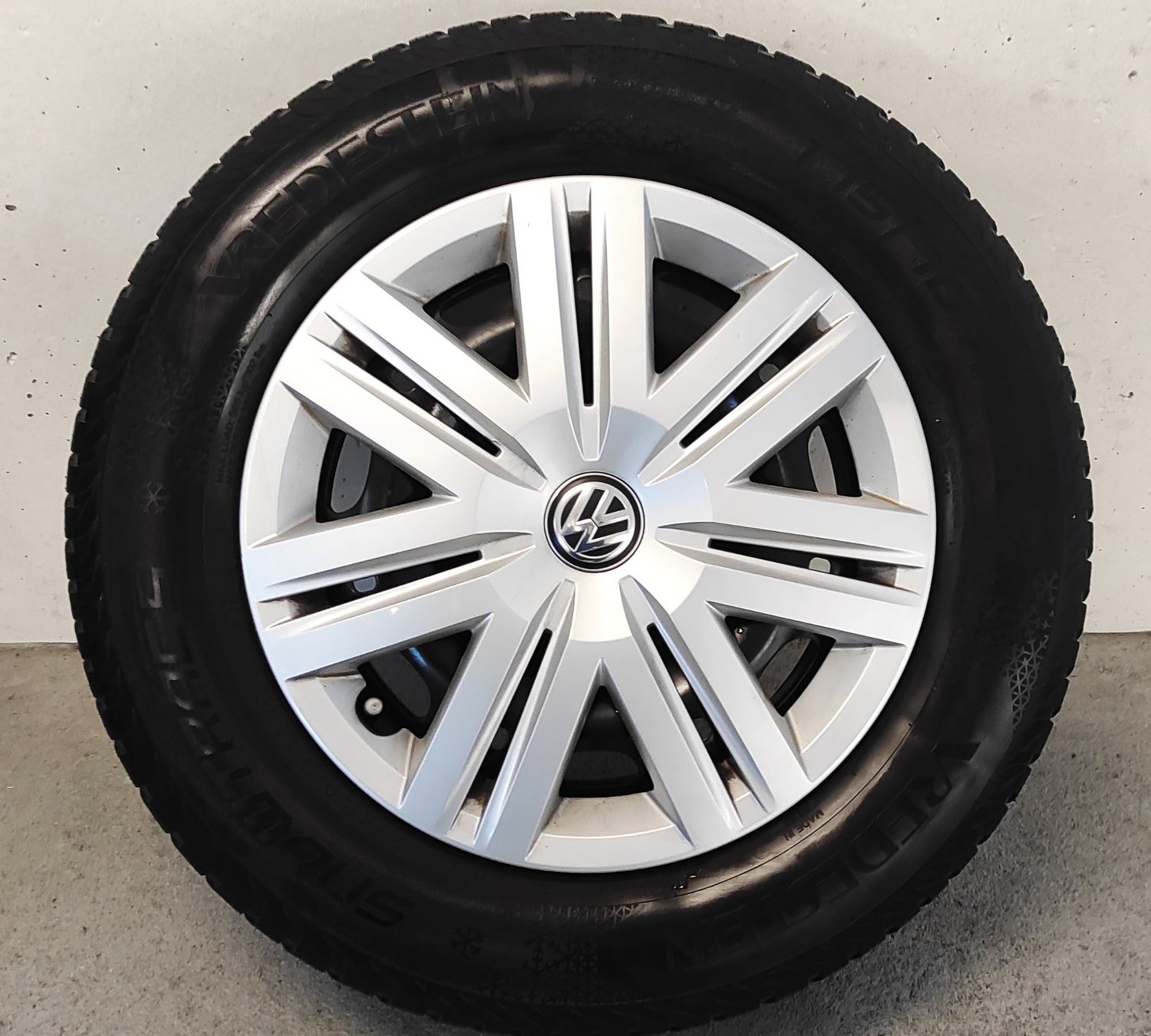 Volkswagen Pneus & Kompletträder: Reifen Set VW Polo 175/70 R14 84T M+S – Gebraucht aus Wolfenschiessen von massimo1980.
