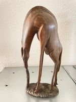 Giraffe aus Holz geschnitzt.