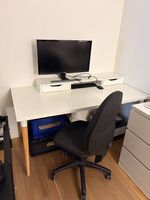 Schreibtisch mit Stuhl