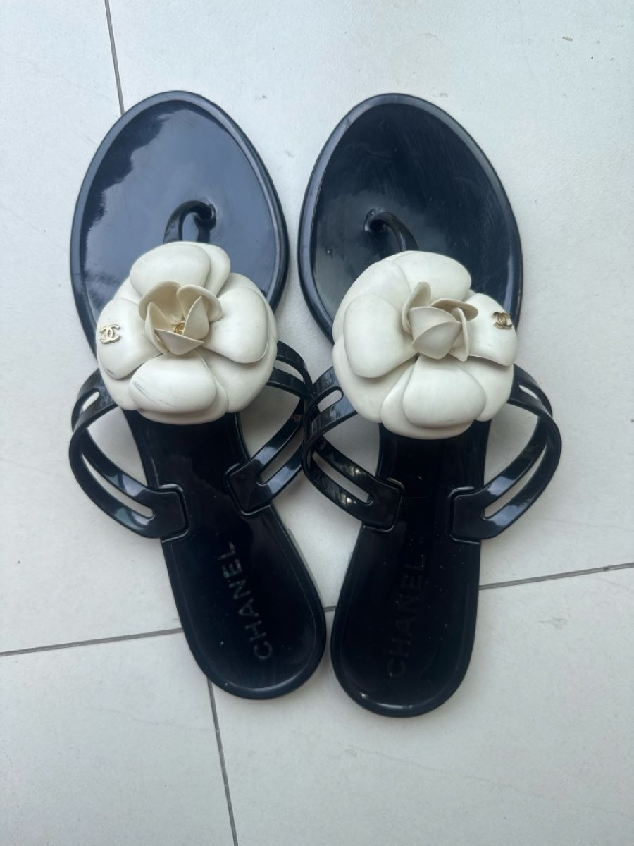 Chanel Scarpe da donna: Tongs CHANEL Camélia Taille 38 – Usato da Davos Dorf venduto da gin_8k9d