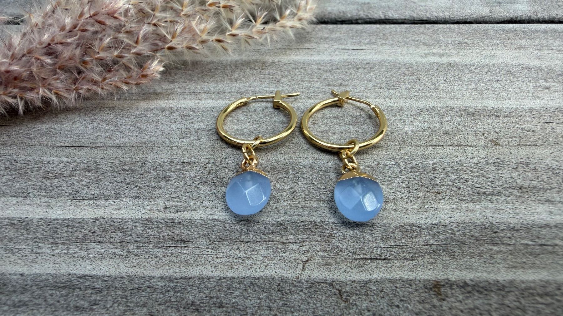 Orecchini pendenti & Orecchini a lobo: Wunderschön: Hellblauer Iolith Stein vergoldete Creolen – Nuovo e nell'imballaggio originale da Rombach venduto da Ivreajewels 3