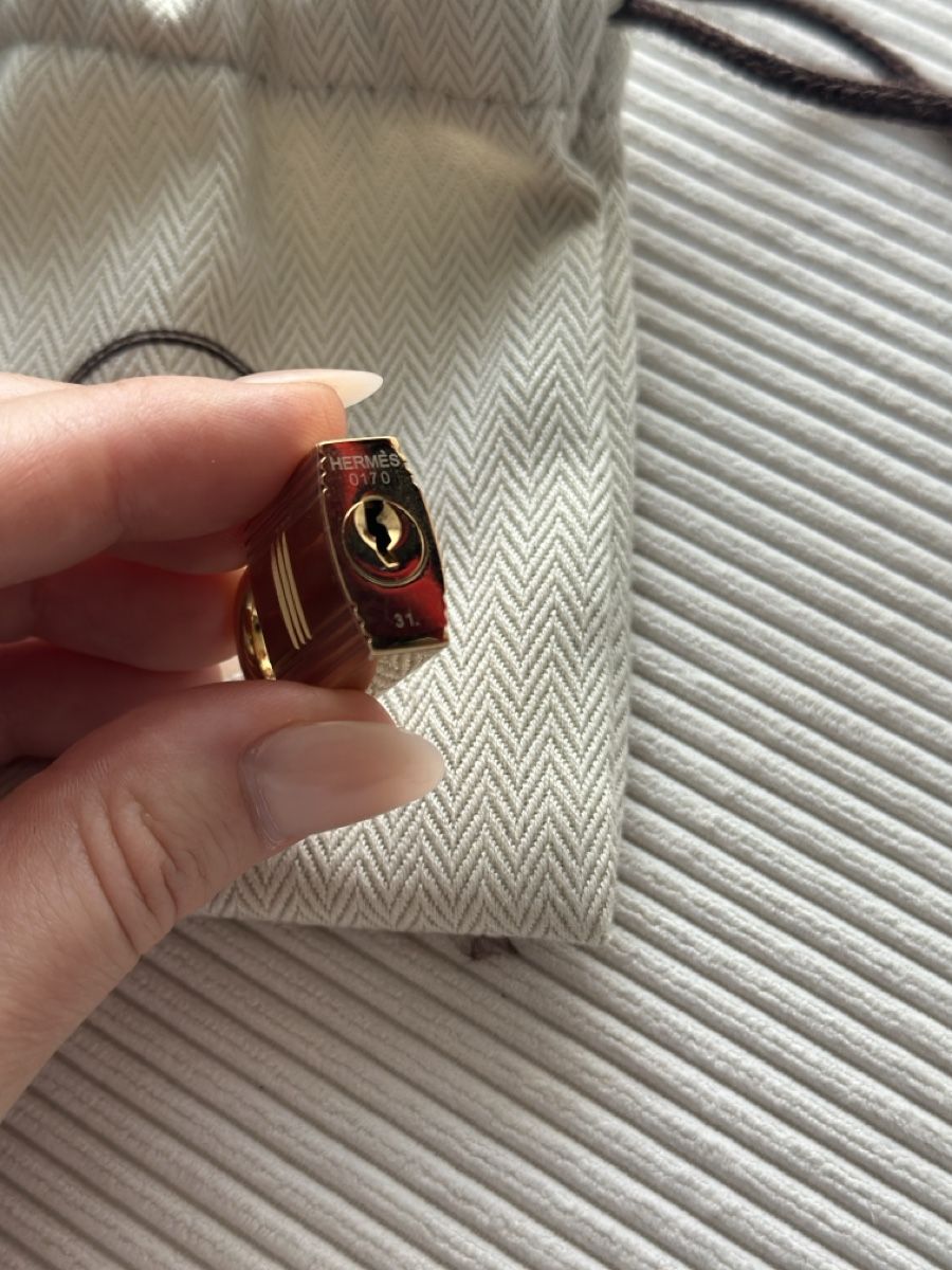 Schlüssel: Hermes lock pendant gold colour new condition – Neu und originalverpackt aus Richterswil von L.Staudenmann 1