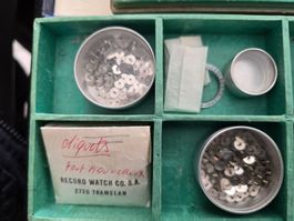Lot de fournitures horlogères Record watch et inconnu