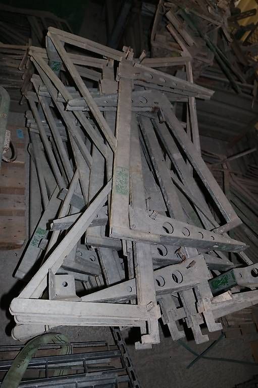 Tutti gli attrezzi: Schalungskonsolen gross pro Stück – Usato da Unteriberg venduto da Konstibau