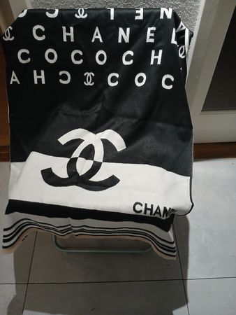 Écharpe CHANEL bicolore noir et blanc en bon état
