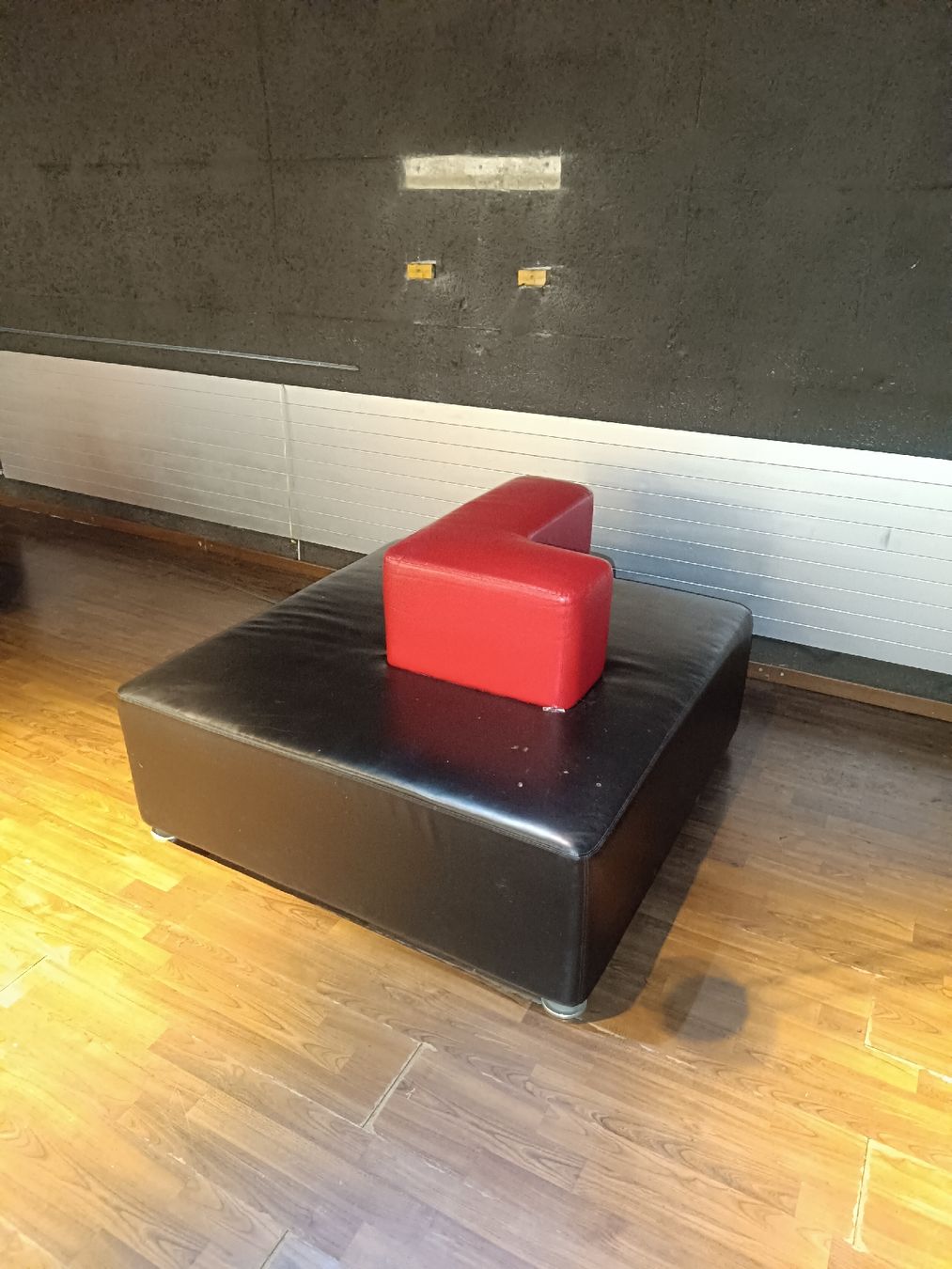 Sofas: Möbelset Lounge schwarz-rot mit Gebrauchsspuren – Gebraucht aus Wettingen von Sel_Bat 5