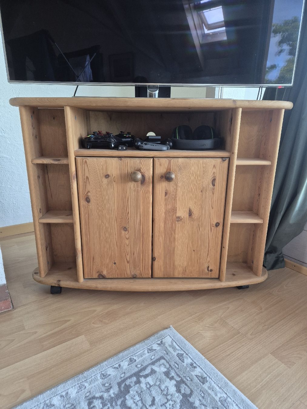 Mobili TV: Corner TV stand on wheels – Usato da Kilchberg ZH venduto da emi_6vtg 1