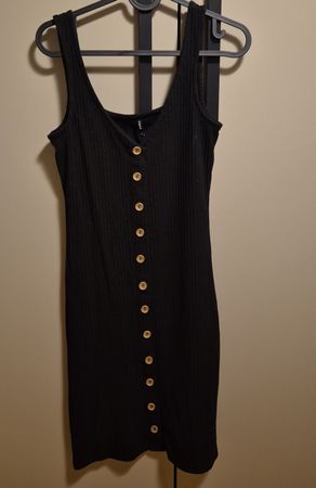 Schwarzes Sommerkleid mit Knöpfen, Grösse XS.