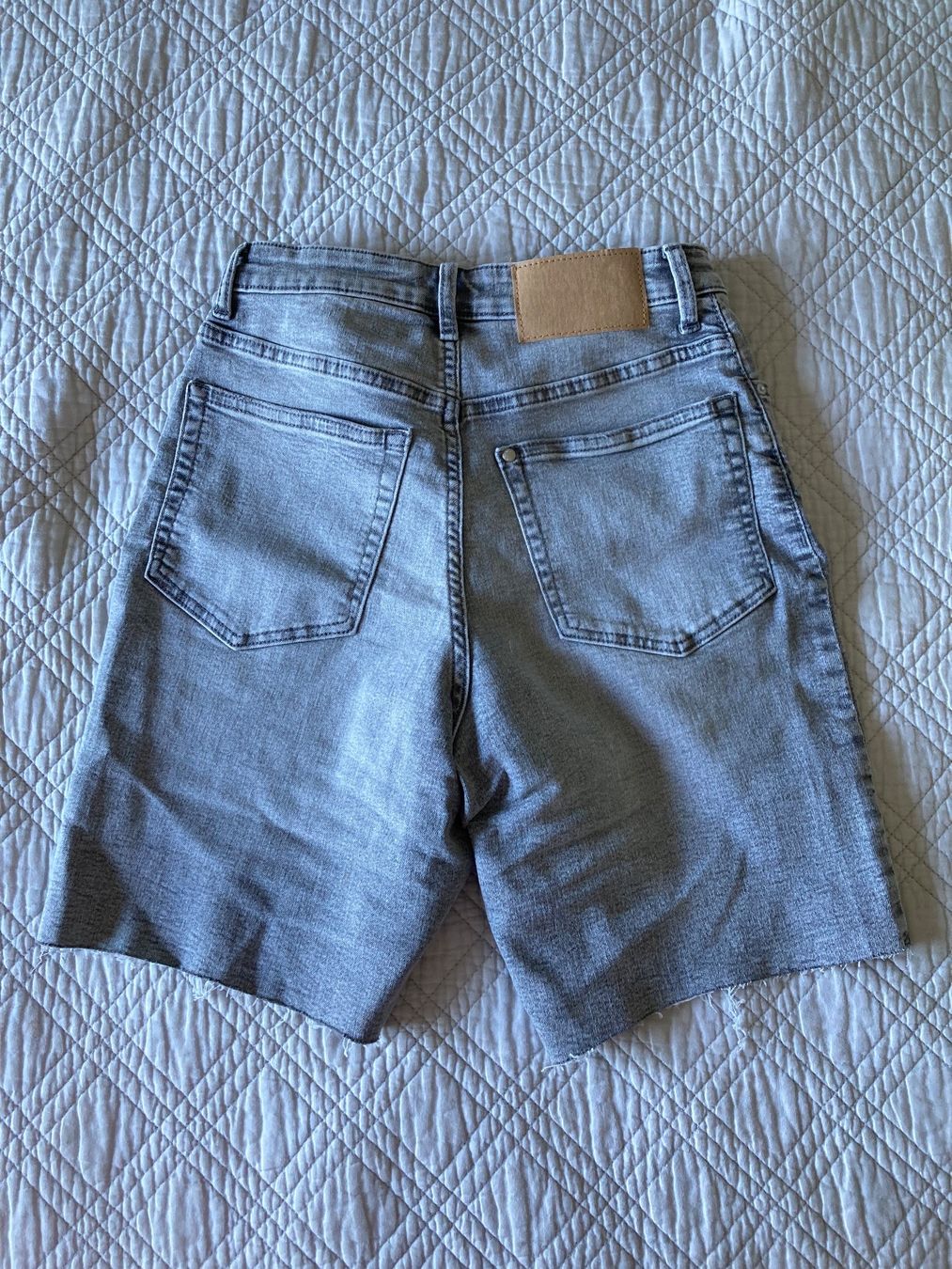 H&M Jeans: Short en jeans gris, taille 36 – Neu (gemäss Beschreibung) aus Lausanne von shabnam.t 2