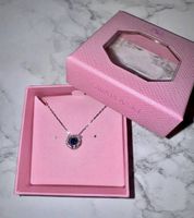 Schöne Swarovski Kette Una mit Dunkelblauem Stein