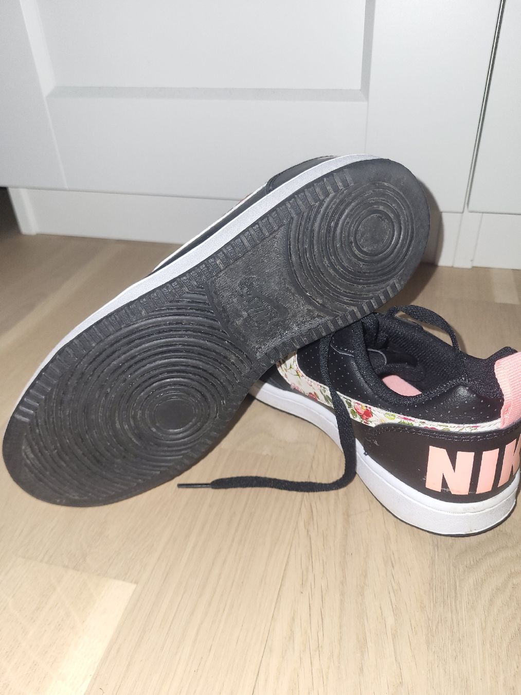 Nike Damenschuhe: Nike Turnschuhe schwarz mit Blumenmuster Gr. 39 – Gebraucht aus Heiden von Cherry16995 2