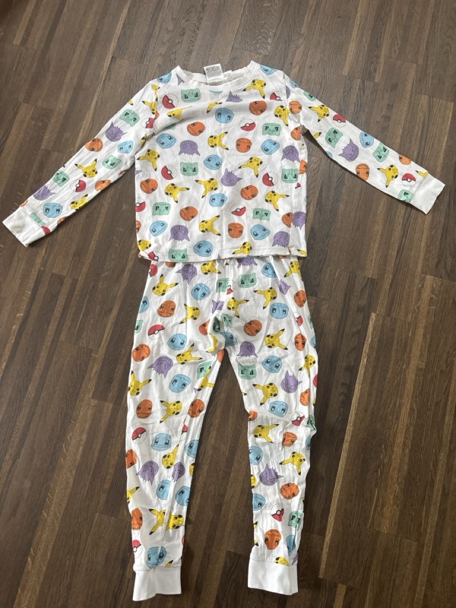 Kleiderpakete & -sets: Kids Bundle size 122: Pajamas, Jeans, Top, – Gebraucht aus Thalwil von val_q76v 4