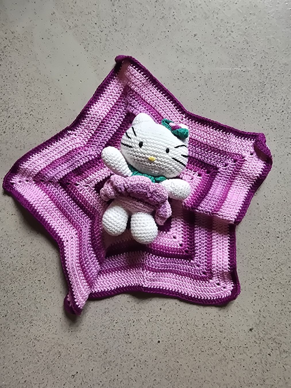 Hello Kitty Giocattoli: Hello Kitty Nuschi, Handarbeit, gehäkelt – Usato da Zürich venduto da Jackiieee88